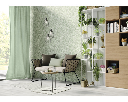 Obývacia izba s pohovkou, stolom, stojacim regálom, dekoráciou a tapetou so vzorom listov