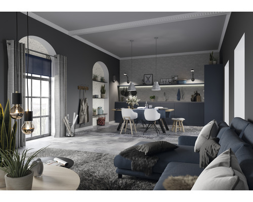 Svetlá obývacia izba s pohovkou, jedálenským stolom, stoličkami a kuchynským kútom