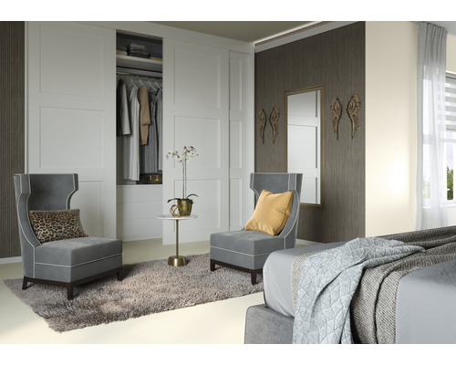 Spálňa so šatníkovou skriňou, kreslami a dekoráciou