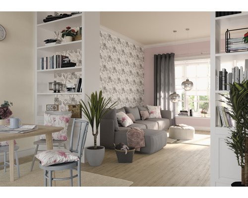 Obývacia izba s pohovkou, jedálenským stolom a knižnicou