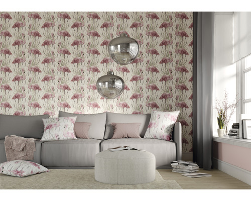 Obývacia izba so sivou pohovkou, stoličkou a tapetou s plameniakmi