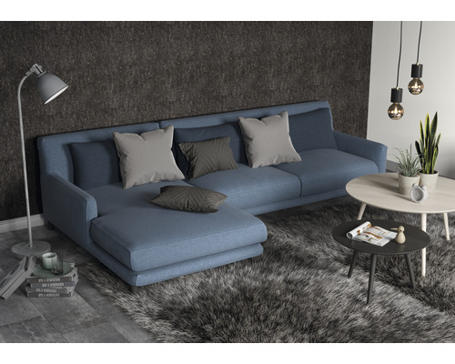 Obývacia izba s pohovkou, vankúšmi, kobercom a stolom