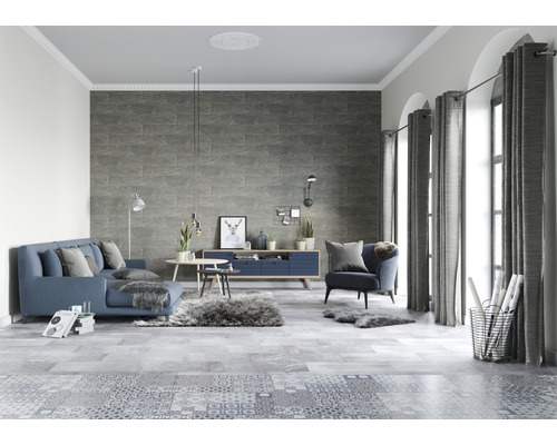 Obývacia izba s pohovkou, kreslom, príborníkom, konferenčným stolíkom, závesmi a dlažbou