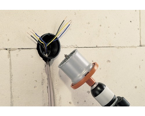 Vŕtačka s dierovou pílou vŕta otvor v stene pre elektrické vedenie