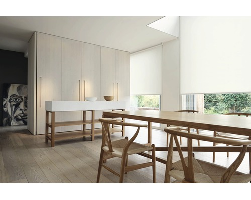 Svetlá izba s jedálenským stolom, stoličkami, skriňovou stenou a roletami pred oknami