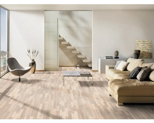 Svetlá obývacia izba s parketovou podlahou, pohovkou, kreslom a schodiskom