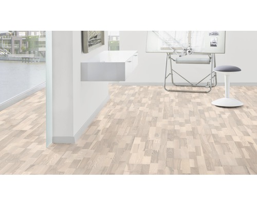 Svetlá miestnosť s drevenou podlahou vo vzore rybej kosti, písací stôl a stolička