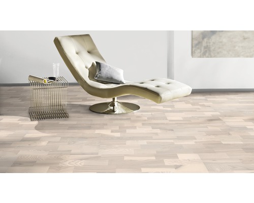 Svetlá miestnosť s drevenou podlahou, ležadlom a príručným stolíkom