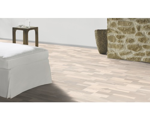 Svetlá drevená podlaha v obývacej izbe s nábytkom.