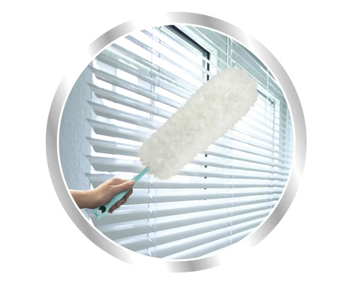 Ruka utiera prach zo žalúzií prachovkou.