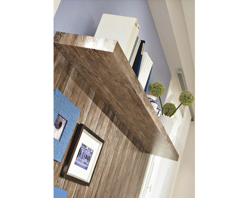 Drevená nástenná polica s dekoráciami, ako sú knihy a rámy na fotografie