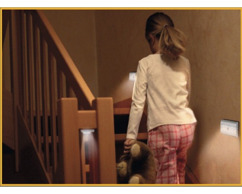 Dieťa s plyšovým medveďom ide po schodoch s osvetlením schodiska