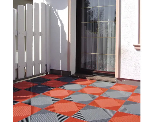 Terasa so štvorcovými, modulárnymi terasovými dlaždicami v geometrickom vzore