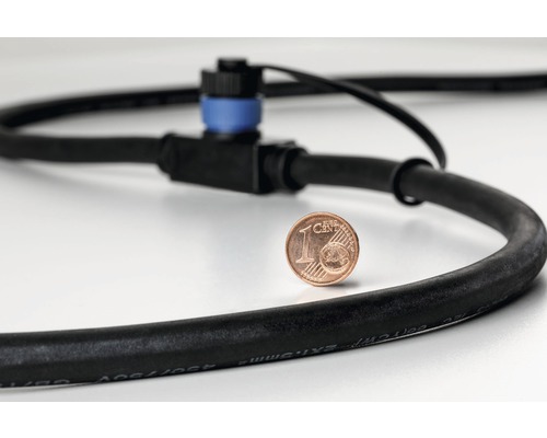 Čierny kábel s modrou spojovacou objímkou a 1-centovou mincou pre orientáciu veľkosti