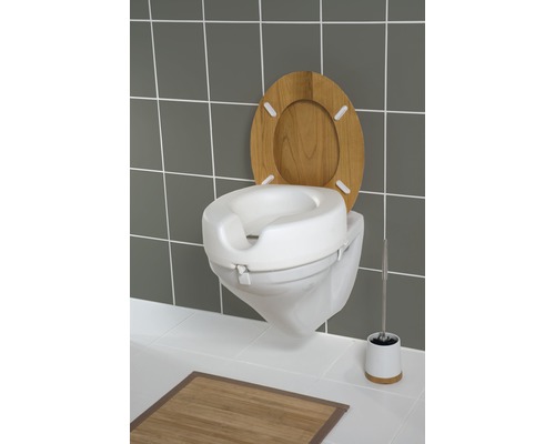 Zvýšená toaleta s dreveným vekom a WC kefou v kúpeľni