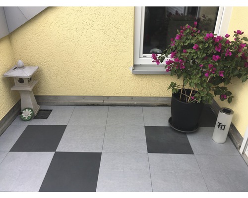 Terasa s podlahovými dlaždicami, kamenná lampa, bugenvilea v kvetináči a solárna lampa