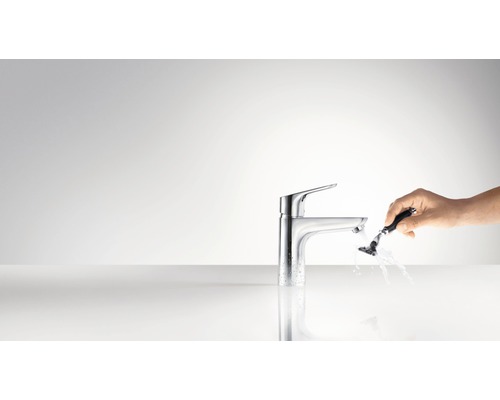 Páková batéria s rukou a holiacim strojčekom pod tečúcou vodou