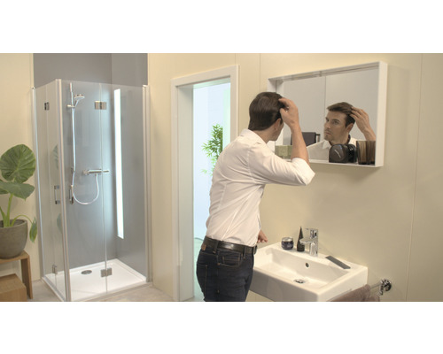 Kúpeľňa so sprchou, umývadlom a zrkadlom