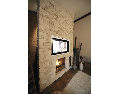 Obývacia izba s krbom a televízorom v kamennej stene