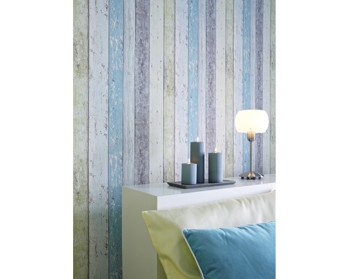 Dizajn steny s tapetou so vzhľadom dreva, sviečkami a lampou