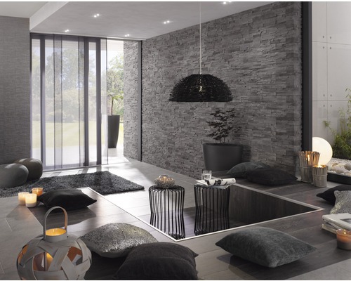 Moderný obývací pokoj s posuvnými závesmi, kamennou stenou a dekoratívnymi prvkami