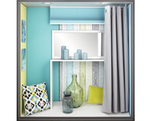 Dekoratívna polica so závesom, žalúziou, zrkadlom, sviečkami, vankúšmi a sklenenými fľašami