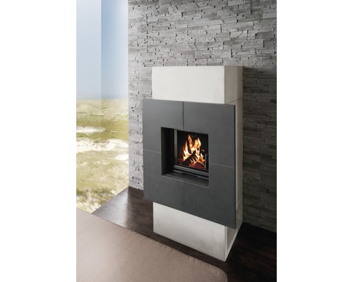 Moderné krbové kachle s kamenným obkladom a horiacim ohňom v obývacej izbe