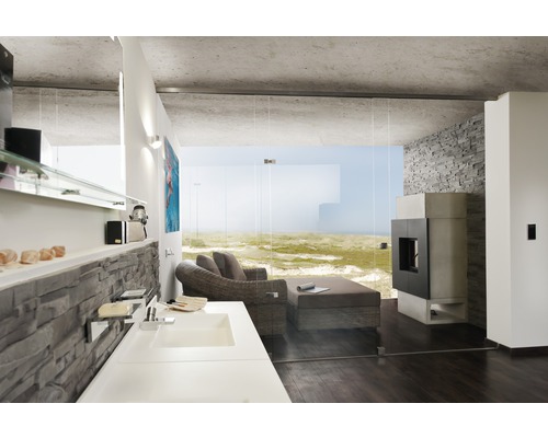 Moderný interiér s umývadlom, krbom a posedením s výhľadom na more