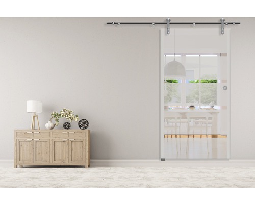 Scéna so sklenenými posuvnými dverami, komodou a dekoratívnymi prvkami v svetlej miestnosti.