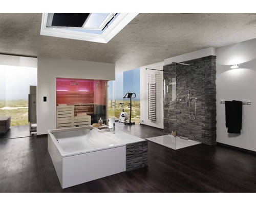 Svetlá kúpeľňa s vaňou, sprchou, saunou a cvičebným strojom pred veľkým oknom