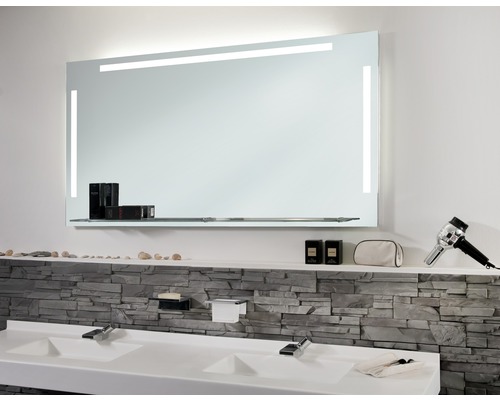 Kúpeľňa s osvetleným zrkadlom a dvojitým umývadlom.