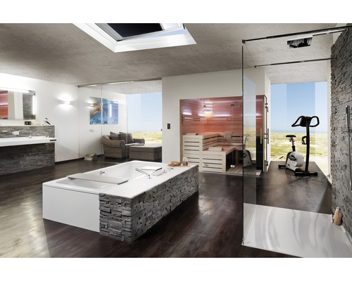 Kúpeľňa s vaňou, saunou a cvičebným strojom