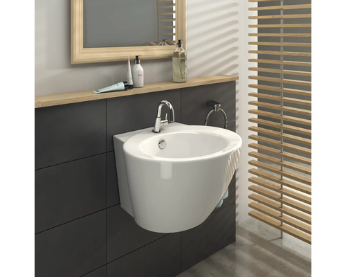 Moderná kúpeľňa s umývadlom, zrkadlom a drevenými žalúziami pre svetlú atmosféru.