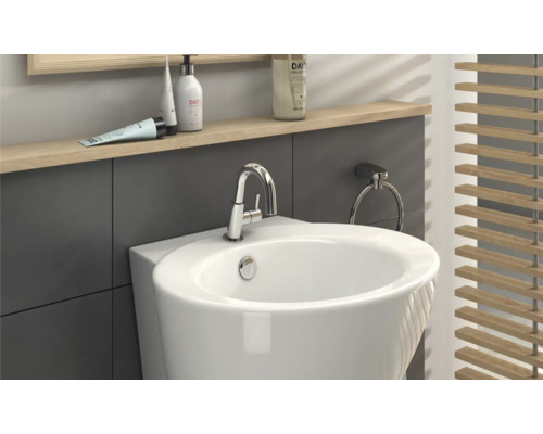 Detailný pohľad na kúpeľňu s bielym umývadlom, batériou, krúžkom na uteráky a drevenou žalúziou