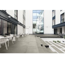 Vonkajší priestor s kamennou dlažbou, sedením a okrasným štrkom