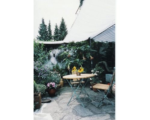Tieniaca plachta na lankové upínanie, bez lanka, PES 140 g/m², biela 420x140 cm Záhradný priestor so stolom, stoličkami a rastlinami