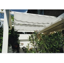 Pergola so slnečnou ochranou a rastlinami