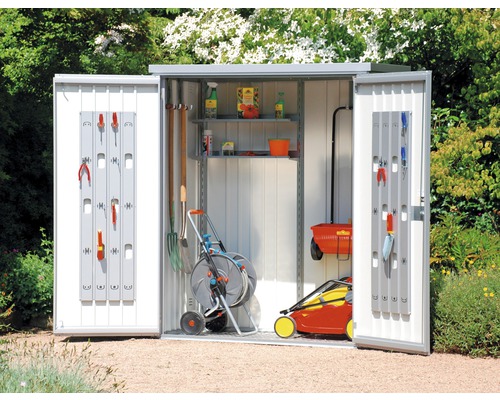 Otvorená záhradná búda so záhradným náradím a nástrojmi