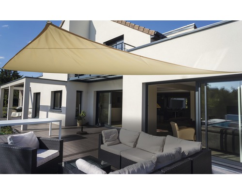 Tieniaca plachta PES 200 g/m², vodeodolná slonová kosť 360x360x360 cm Terasa s trojuholníkovou slnečnou plachtou a záhradným nábytkom pred obytným domom.