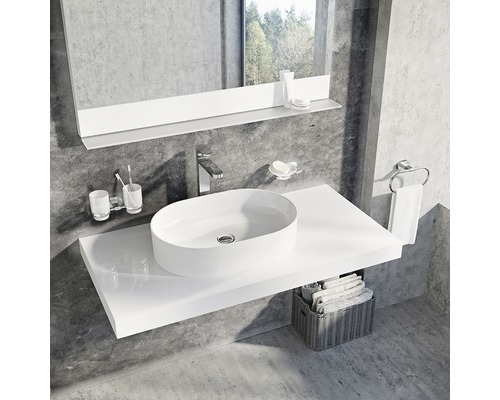 Moderná kúpeľňa s umývadlom na dosku, zrkadlom a uterákmi