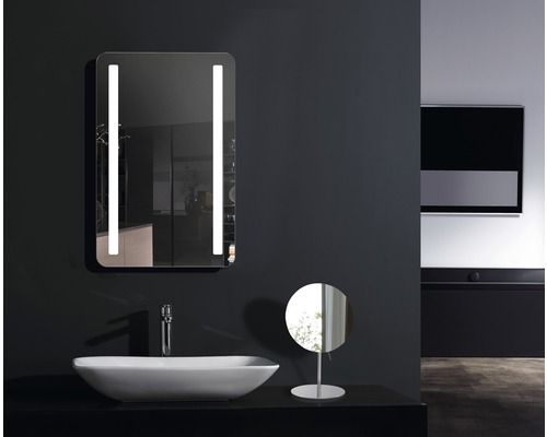 Moderná kúpeľňa s umývadlom, osvetleným zrkadlom a kozmetickým zrkadlom