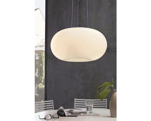 Oválne závesné svietidlo nad jedálenským stolom