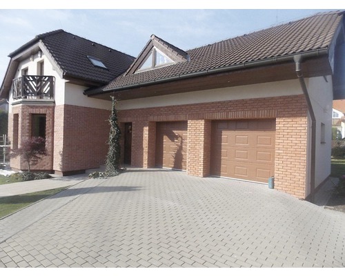 Dom s dvojgarážou a dláždenou príjazdovou cestou