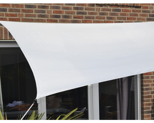 Biela slnečná plachta vonku na tienenie