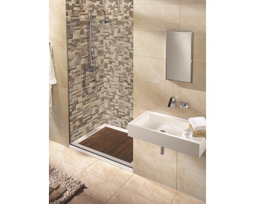 Moderná kúpeľňa so sprchou, umývadlom a zrkadlom