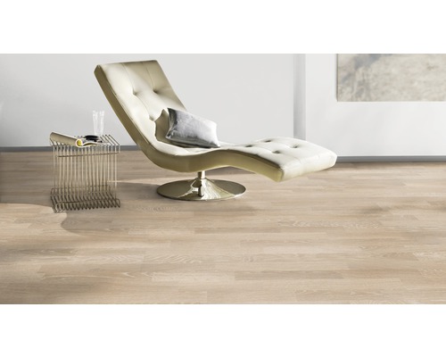 Obývacia izba so svetlohnedou laminátovou podlahou, ležadlom a príručným stolíkom