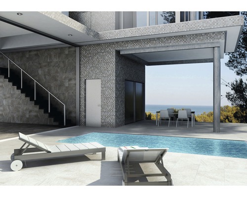 Exteriér domu s bazénom, terasou s lehátkami a schodiskom