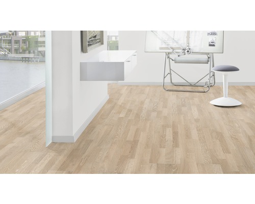 Svetlá miestnosť s laminátovou podlahou so vzhľadom dreva, písacím stolom a balančnou stoličkou.