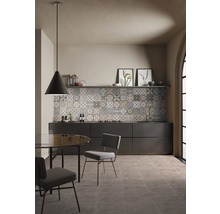 Kuchyňa so vzorovanými dlaždicami, jedálenským stolom a stoličkami