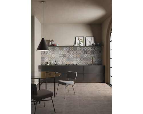 Kuchyňa so vzorovanými dlaždicami, jedálenským stolom a stoličkami